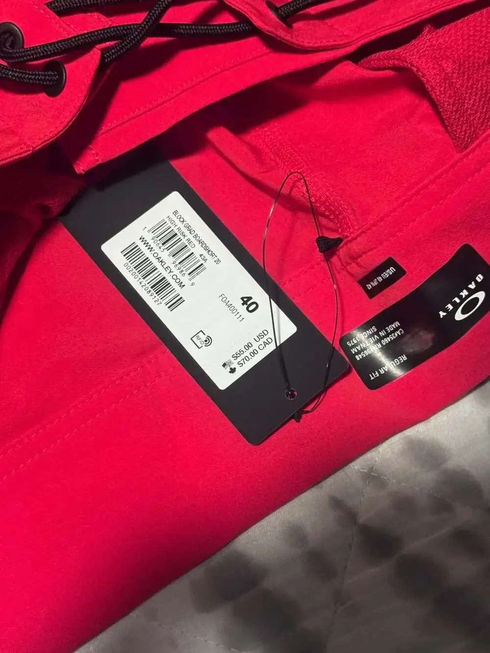 Oakley Men's Regular Fit Boardshorts in Red with Colorblock Detailing Men’s 40